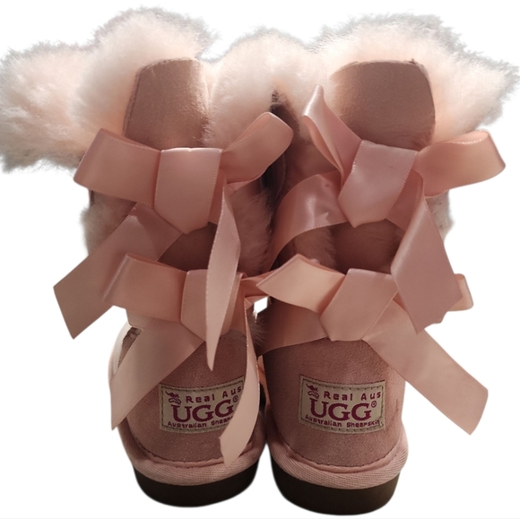 UGG Real Australian Sheepskin Girl Toodler's Boots US Size 8/9 EUC Cozy Comfy - Picture 1 of 6